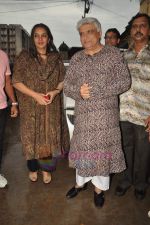 Javed Akhtar and Shabana Azmi at Bablu Aziz prize distribution for children event in Santacruz on 9th July 2011 (5).JPG